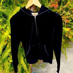 juicy couture set. hoodie and sweatpants. Very comfortable to go shopping.